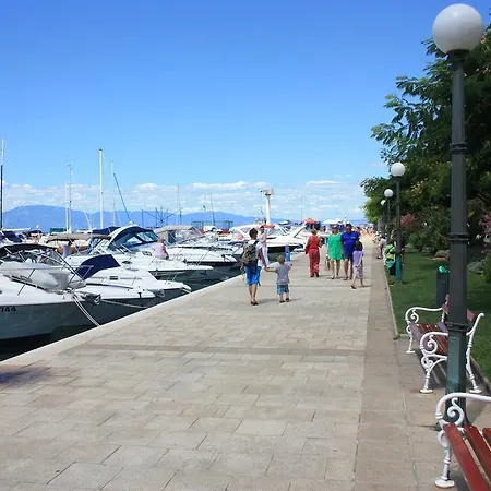 Apartament Maleluni *