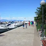 Apartament Maleluni *